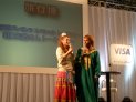 ステージ司会進行のイザベルさんとベネさん